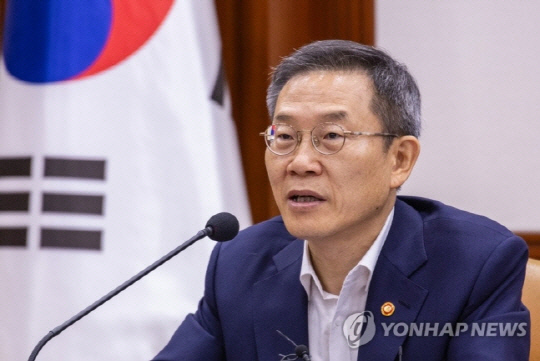 이종호 과기정통부 장관은 내년 국가 R&D 감액과 관련 대학, 출연연 등 연구현장을 직접 찾아 젊은 과학자들과 소통키로 했다.  연합뉴스 제공